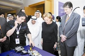 السفيرة الاميركية ديبورا جونز خلال جولة للاطلاع على انجازات معرض الكويت العلمي