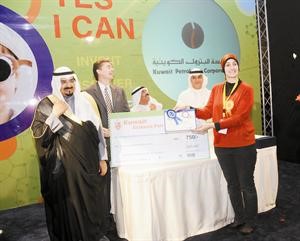 الشيخ احمد العبدالله مسلما الجائزة للفائزة الاولى بالمسابقة