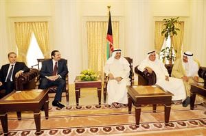 الرئيس جاسم الخرافي مستقبلا سعد الحريري بحضور عبدالله الرومي وفيصل الحجي