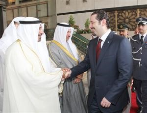 الشيخ دمحمد الصباح مستقبلا سعد الحريري ويبدو الشيخ جابر المبارك