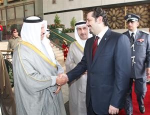 الشيخ جابر المبارك مصافحا الرئيس سعد الحريري