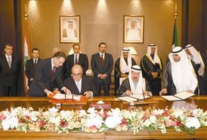 سمو الشيخ ناصر المحمد والشيخ سعد الحريري يشهدان توقيع احدى اتفاقيات التعاون