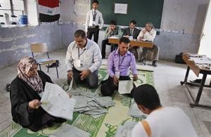 موظفون يقومون بعمليات الفرز لاصوات الناخبين العراقيين في البصرة امس	اپ﻿