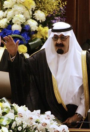 خادم الحرمين الشريفين الملك عبدالله بن عبدالعزيز يحيي الحضور خلال افتتاحه دورة جديدة لمجلس الشورى افپ