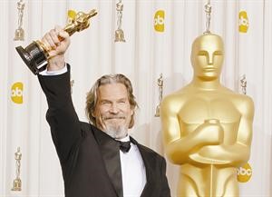 جيف بريدجز يتسلم اوسكار افضل ممثل عن فيلم قلب مجنون ﻿