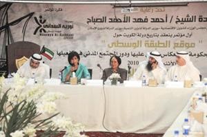 نورية السداني ومطلال القحطاني واقبال الاحمد خلال ورشة العمل﻿