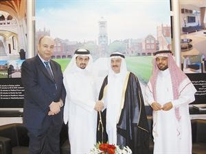 الشيخ مالك الصباح وجابر الانصاري بعد توقيع الاتفاقية بحضور خالد الغنيم ووليد القدومي
﻿