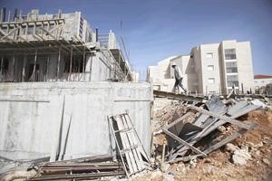 فلسطيني يعمل في بناء احدى الوحدات الاستيطانية بالقدس وسط معلومات عن قرار للسلطة الفلسطينية بمنع الفلسطيني من العمل في المستوطنات
