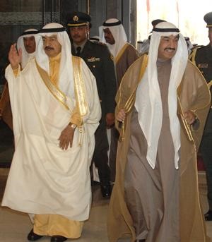 سمو رئيس الوزراء الشيخ ناصر المحمد مع نظيره البحريني خلال المادبة