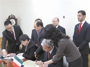 جانب من توقيع عقد قرض الصندوق الكويتي لحكومة منغوليا﻿