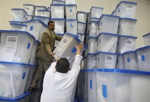 موظفون في مقر الهيئة العليا للانتخابات ببغداد يجمعون صناديق الاقتراع	افپ﻿