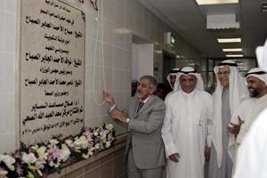 وزير الصحة دهلال الساير يزيح الستار عن لوحة تشير الى افتتاح مركز سعد العبدالله الصحي﻿