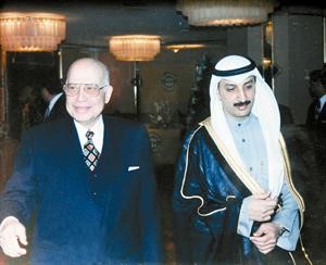 السفير جمال الغانم مع امين عام جامعة الدول العربية السابق دعصمت عبدالمجيد
