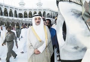 الغانم بجوار الحجر الاسود في الحرم المكي