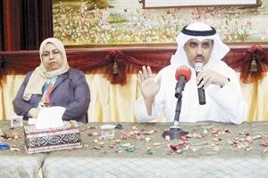 دصلاح المضحي محاضرا بحضور سميرة الشطي مديرة مدرسة خولة﻿