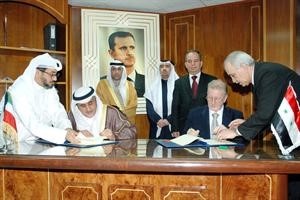 عبدالوهاب البدر وعامر لطفي خلال توقيع اتفاقية القرض
