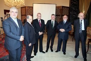 النائب وليد جنبلاط الى جانب ممثلي8 اذار على طاولة الحوار النائبين اسعد حردان سليمان فرنجية والرئيس نبيه بري والعماد ميشال عون و النائب محمد رعدمحمود الطويل