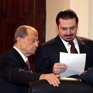 الرئيس سعد الحريري مطلعا على احدى الاوراق والى جانبه العماد ميشال عون افپ