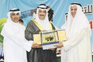 الشيخ احمد الجابر وعادل الغريب يقدمان درعا الى حمد الفلاح﻿