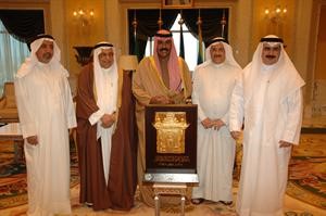 سمو ولي العهد الشيخ نواف الاحمد يتسلم مجسما لبوابة قصر السيف العامر من وفد البنك الصناعي﻿
