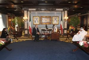سمو رئيس الوزراء الشيخ ناصر المحمد مستقبلا الوفد الزائر﻿