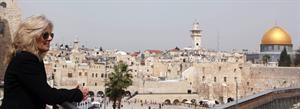 جيل بايدن زوجة نائب الرئيس الاميركي جوزف بايدن تنظر الى مسجد قبة الصخرة لدى زيارتها للقدس المحتلة امس اپ
