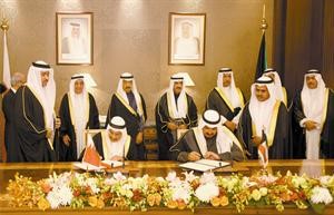 سمو رئيس الوزراءالشيخ ناصر المحمد ونظيره البحريني صاحب السمو الملكي الامير خليفة بن سلمان يشهدانتوقيعالاتفاق