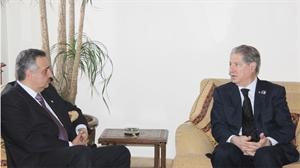 محمود الطويل﻿﻿الرئيس امين الجميل مستقبلا النائب طلال ارسلان في بكفيا امس﻿