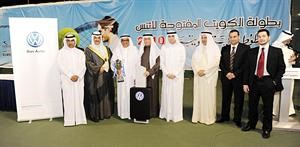 حسين بهبهاني يسلم الجائزة الذهبية بحضور الشيخ احمد الجابر وعادل الغريب﻿