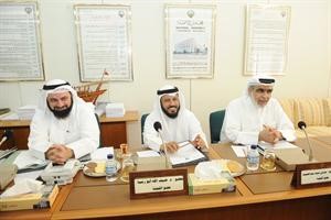 النائبان عدنان عبدالصمد ود ضيف الله ابو رمية خلال اجتماع اللجنة امس﻿