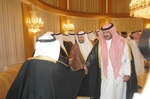 الشيخ طلال الخالد والشيخ طلال الفهد يصافحان الحضور
