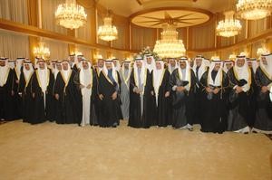 صاحب السمو الملكي الامير خليفة بن سلمان والشيخ جابر العبدالله والشيخ فيصل السعود والشيخ مشعل الاحمد وسمو الشيخ ناصر المحمد والشيخ جابر المبارك والشيخ احمد جابر العبدالله وكبار الشيوخ في صورة تذكارية
سعود سالم
