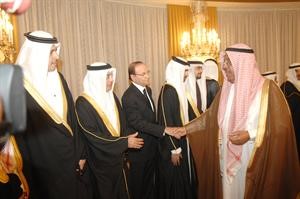 الشيخ جابر الخالد مصافحا الحضور

