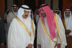 صاحب السمو الملكي الامير خليفة بن سلمان خلال حديث مع الشيخ احمد صباح السالم﻿