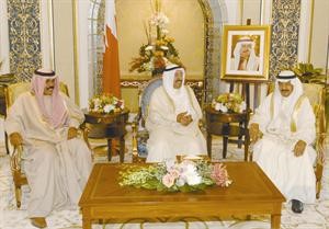 حديث بين صاحب السمو الامير الشيخ صباح الاحمد وصاحب السمو الملكي الامير خليفة بن سلمان بحضور سمو ولي العهد﻿