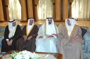 الشيخ د محمد الصباح متوسطا بعض الحضور خلال مادبة الغداء﻿