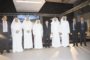 لقطة تجمع خالد البابطين وصالح البابطين وناصر البابطين وعبدالمحسن البابطين وغازي البابطين والسفير الياباني ماساتوشي موتو وعدد من قياديي الشركة
