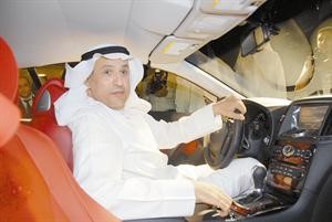 صالح البابطين متفقدا انفينيتي G37 الكوبيه المكشوفة
