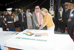 نائب رئيس مجلس الوزراء ووزير الخارجية الشيخ دمحمد الصباح يشارك السفيرة الاميركية قطع كيكة الاحتفال
