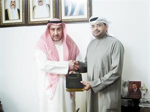 الشيخ فيصل الحمود يتسلم رسالة الدكتوراه من دمحمد الغريب﻿
