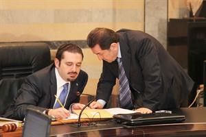 الوزير بطرس حرب هامسا في اذن رئيس الحكومة سعد الحريري على هامش الجلسة في السراي الحكومي امس الاول محمود الطويل