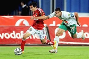 لاعب الاهلي محمد بركات يتخطى مدافع المصري البورسعيدي﻿