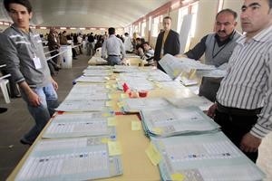 جانب من عمليات الفرز المستمرة في بغداد افپ