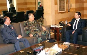 رئيس الحكومة اللبنانية سعد الحريري مستقبلا قائد الجيش جان قهوجي واللواء اشرف ريفي في السراي الحكومي امس محمود الطويل