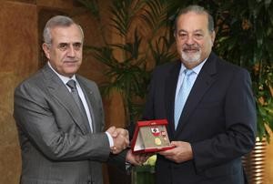 رئيس الجمهورية اللبنانية ميشال سليمان مكرما كارلوس سليم حلو