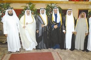 الشيخ جابر المبارك يهنئ المعرس ووالده واعمامه﻿