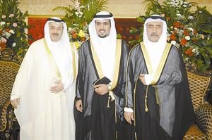 المعرس متوسطا والده وعمه﻿