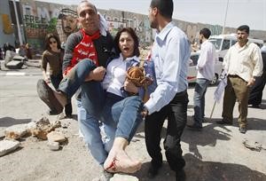 فلسطينيون يسعفون احدىجرحى المواجهات مع قوات الاحتلال الاسرائيلي عند حاجز قلنديا 	رويترز﻿