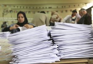 موظفو المفوضية العليا للانتخابات يعدون اوراق الاقتراع للاجئين العراقيين في دمشق امس رويترز