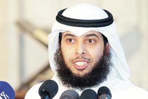 الداعية مشاري الخراز ملقيا محاضرته في المسجد الكبير امس